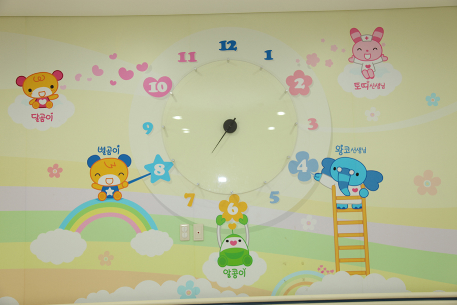 어린이병원 공식 캐릭터와 함께 시계 놀이를 할 수 있는 공간입니다.